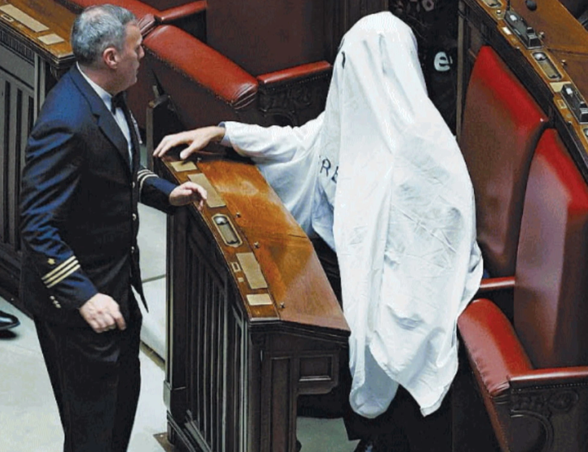 Fantasmi, kefiah e urla: la sinistra fa lo show