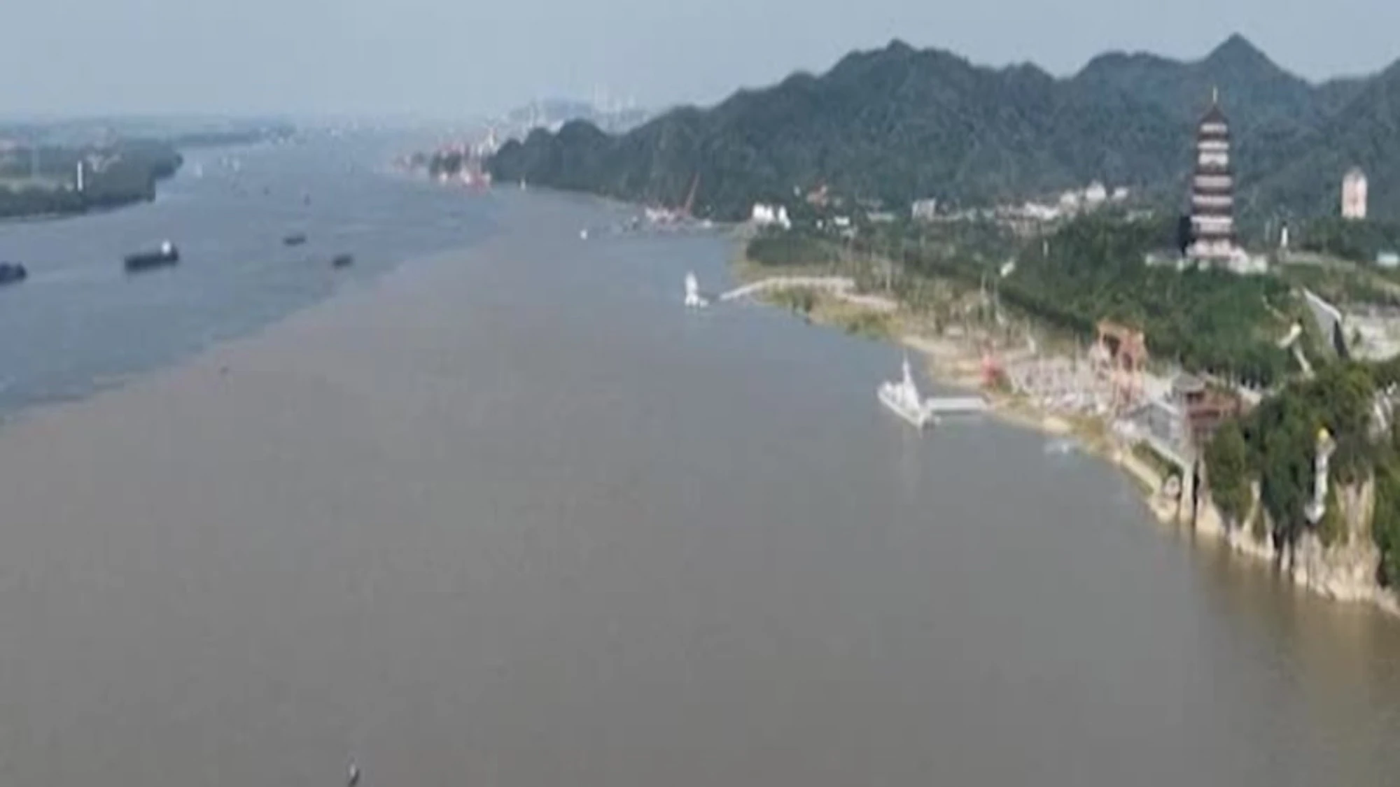 Cina, il raro fenomeno "bicolore" alla confluenza tra il fiume Yangtze e il lago Poyang