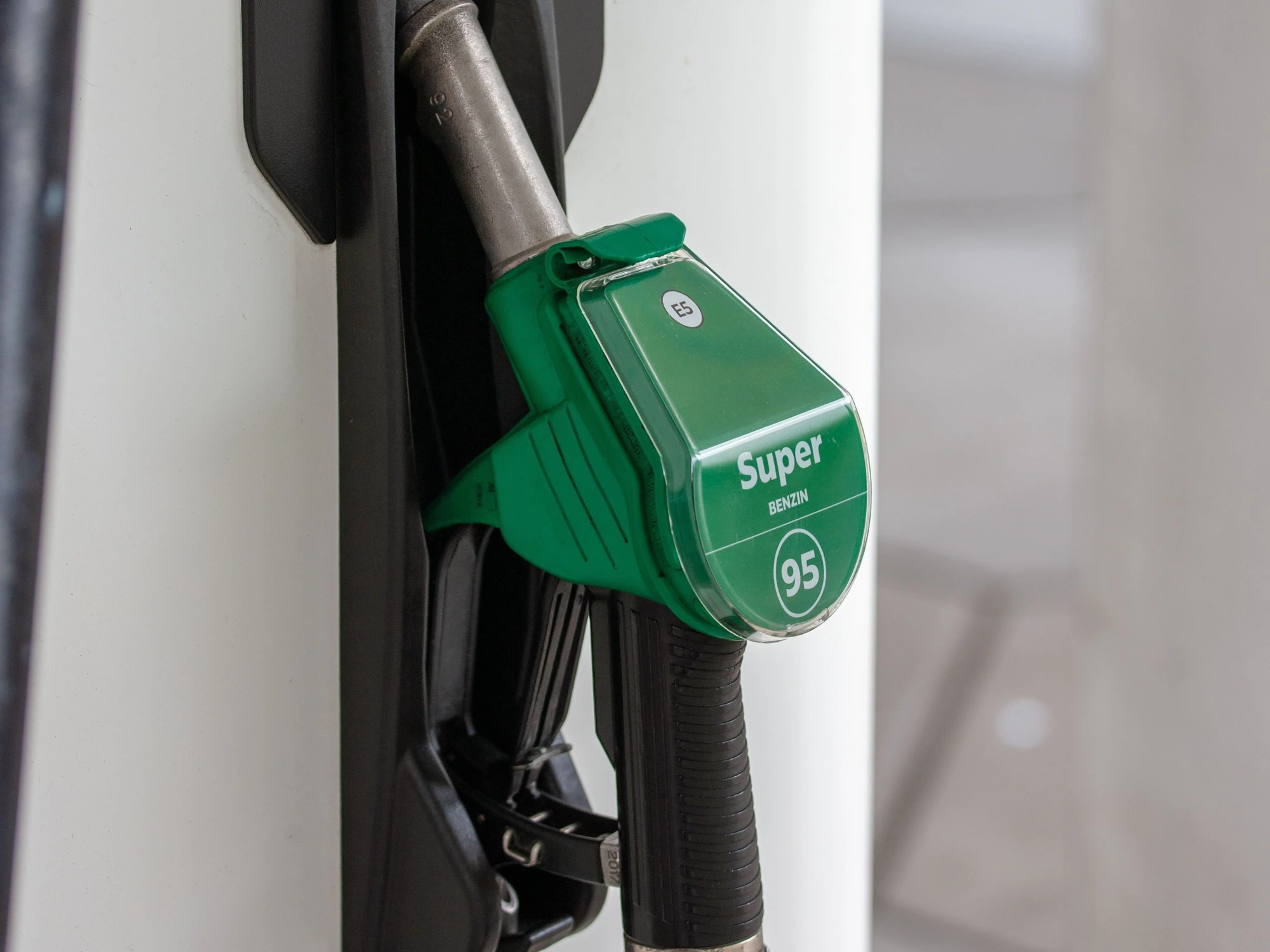 Governo Meloni, la mossa contro il caro-carburanti: cosa può cambiare