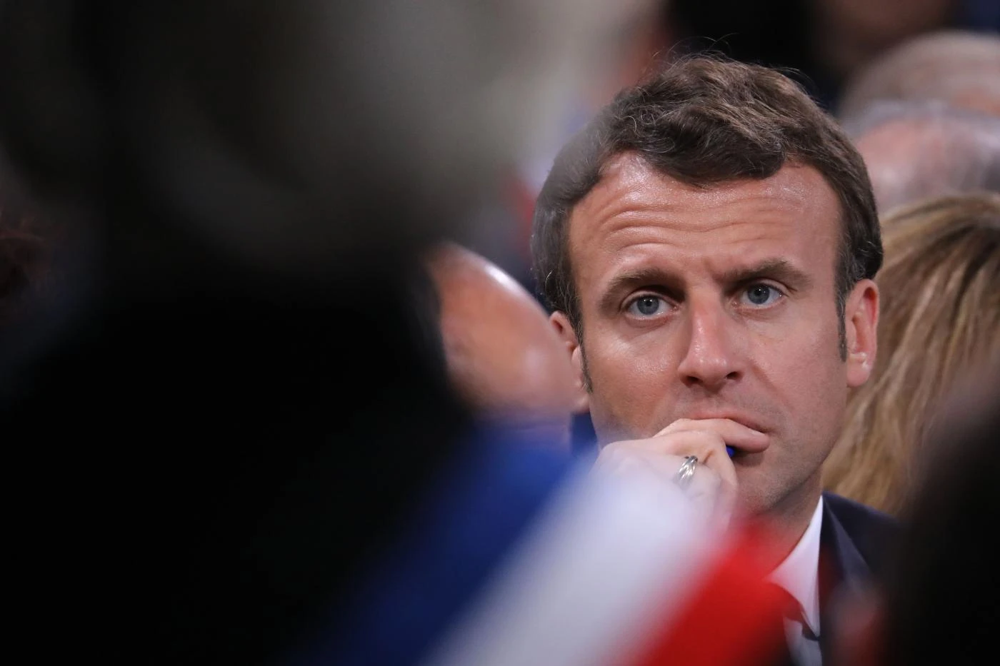 Emmanuel Macron, la legge vergogna per riempirci di immigrati: non solo stretta alle frontiere