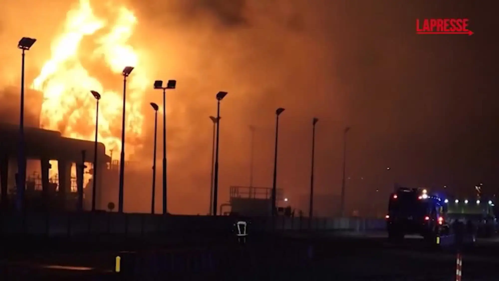 Bahrein, attacco iraniano: enorme incendio nella struttura governativa di Muharraq