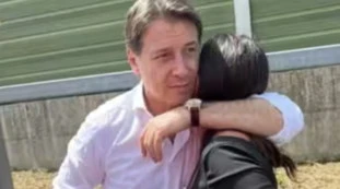 Giuseppe Conte, grave tamponamento in autostrada: auto ribaltata, le foto
