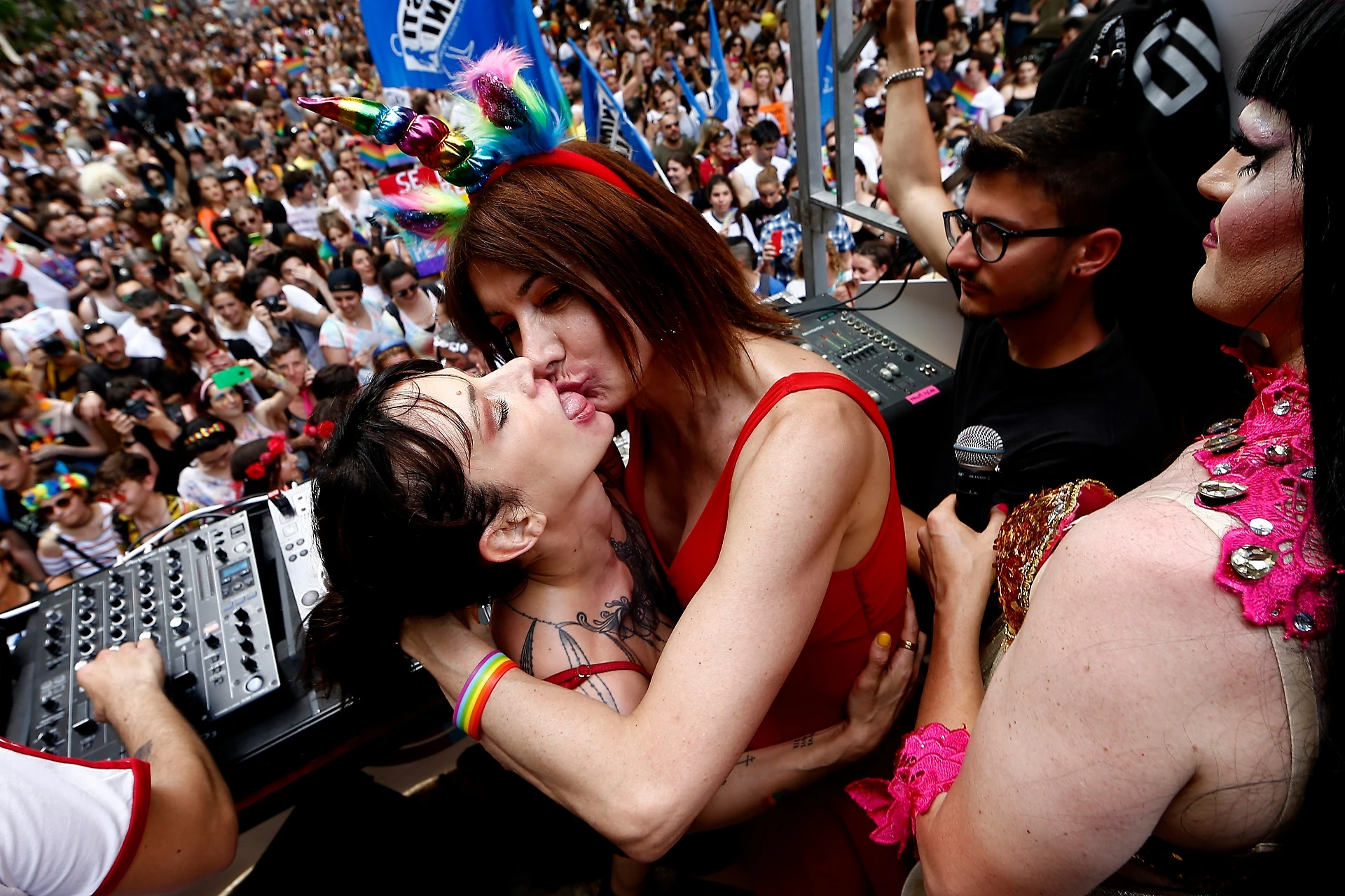 Asia Argento senza freni: bacio spintissimo con Vladimir Luxuria. Fin dove si spinge adesso
