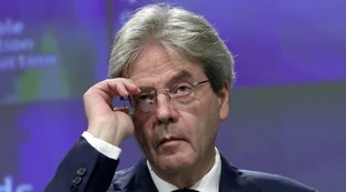 Paolo Gentiloni, Dagospia: "E questo è un commissario europeo?". I folli tweet, occhio: questo perde il lavoro