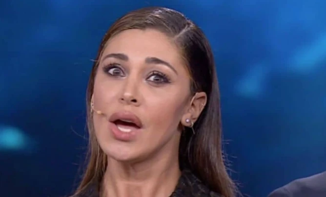 C'è posta per te, la domanda a Belen Rodriguez imbarazza lo studio: "La farfallina come sta?", e lei...