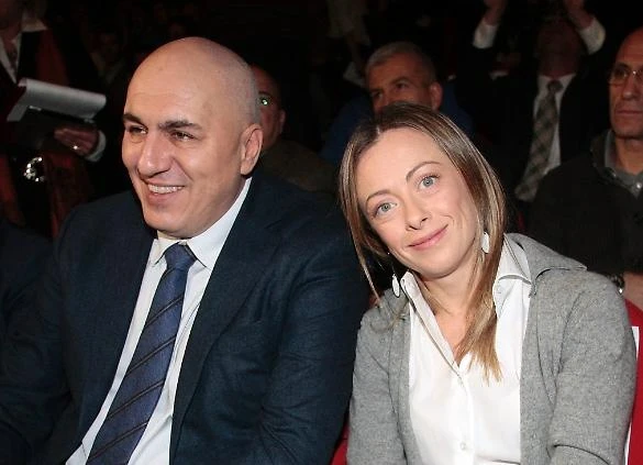 Crosetto regala i fiori alla Meloni, la sua fidanzata s'infuria ...
