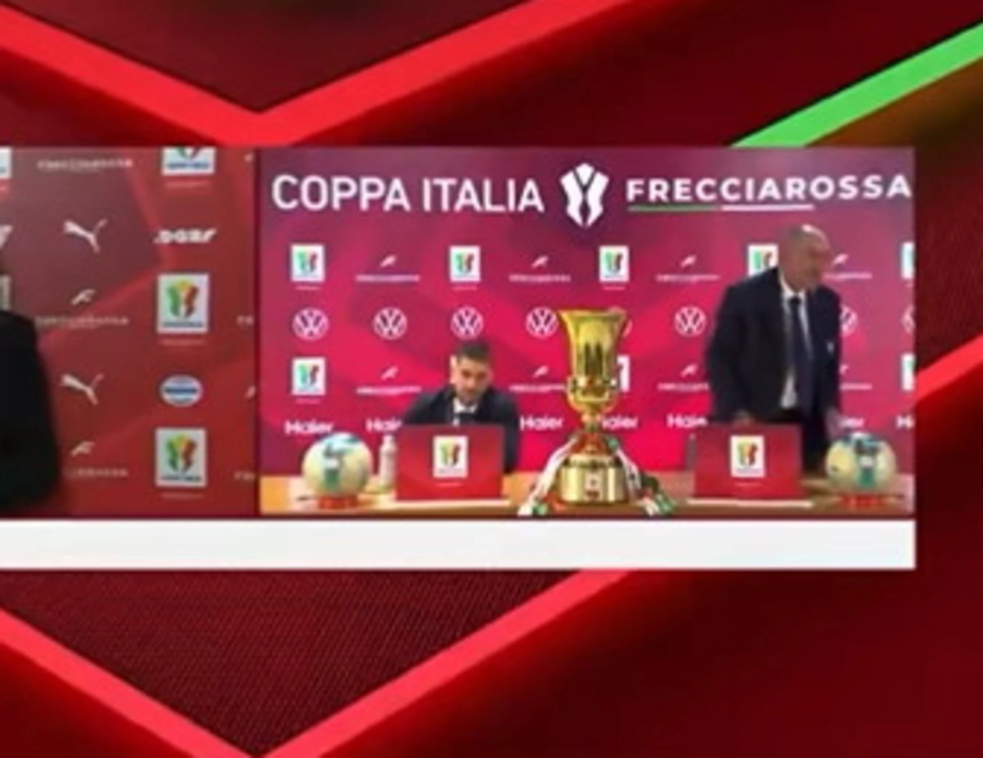 Sarri si alza e se ne va: "Scusate, oggi...", sconcerto in sala