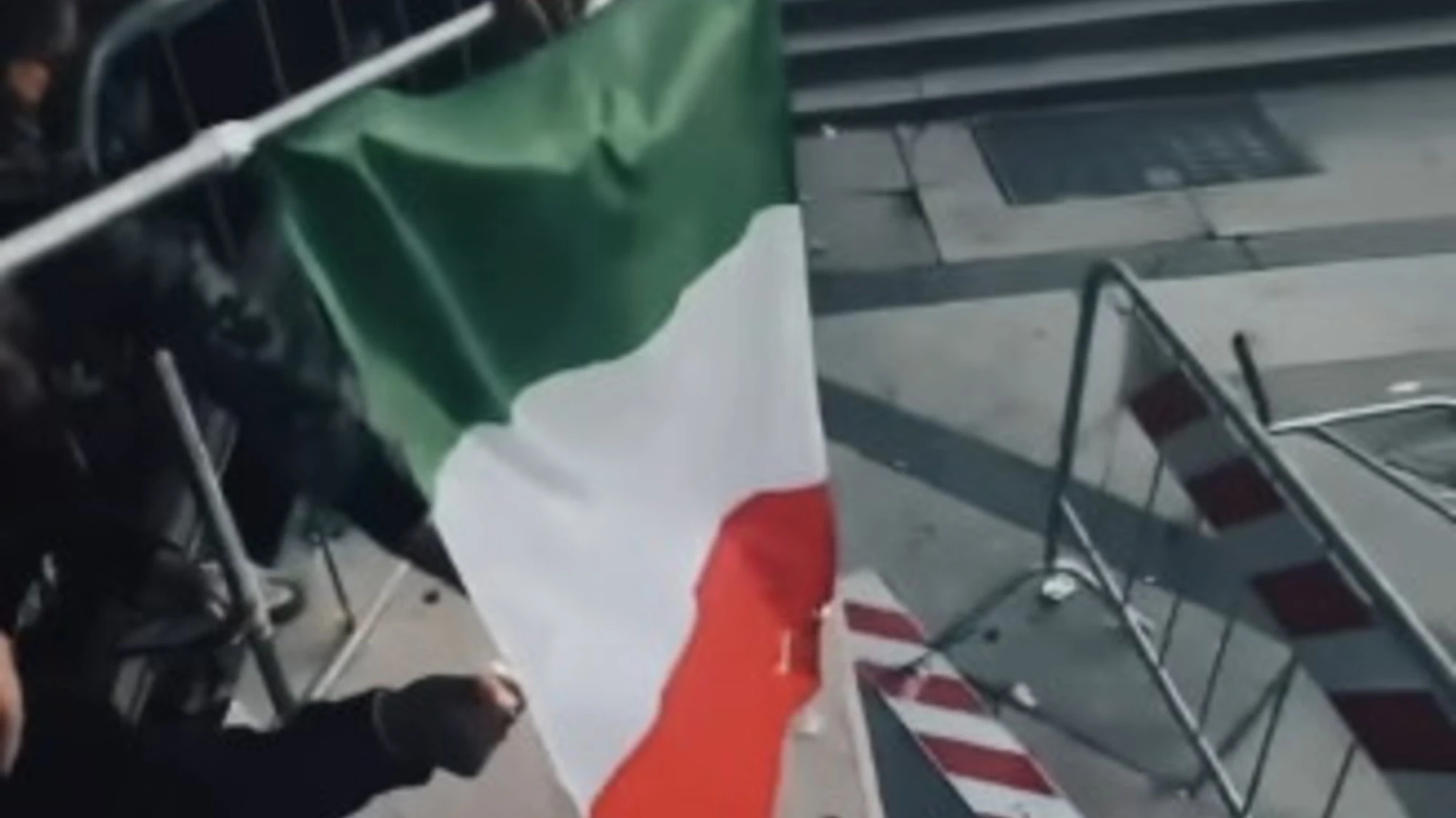 Milano, maranza bruciano il Tricolore in piazza Duomo: ecco il video-choc
