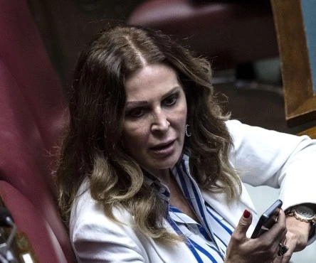 Danilo Toninelli, Daniela Santanché lo umilia in aula: "Magari così capisce anche lei, sa chi mi ricorda?"