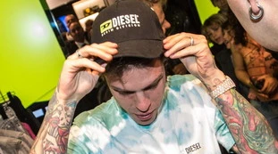 Fedez "pedinato e spiato". Qualcuno lo segue in auto, poi lo schiaffo: cosa non torna, il sospetto in Questura