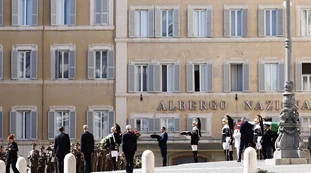 Nicola Porro, le foto dei funerali di Napolitano e Berlusconi: "Occhio al dettaglio"