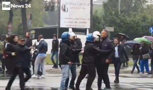 Sinisa Mihajlovic, l'insulto fuori lo stadio Olimpico: "Zingaro di m***", il sospetto su un poliziotto