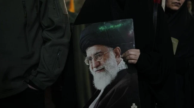 Iran, i contatti in gran segreto con il "Grande Satana" Usa per evitare una nuova guerra