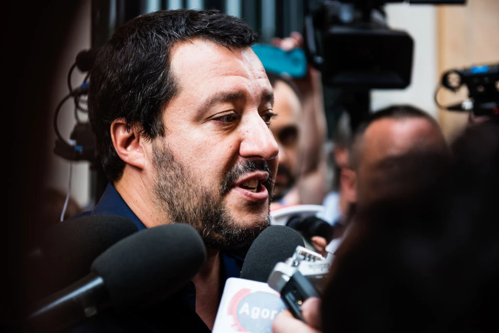 Sergio Mattarella appeso a Matteo Salvini: lui premier, Luigi Di Maio umiliato
