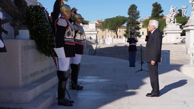 25 aprile, Mattarella depone una corona di alloro all'altare della Patria