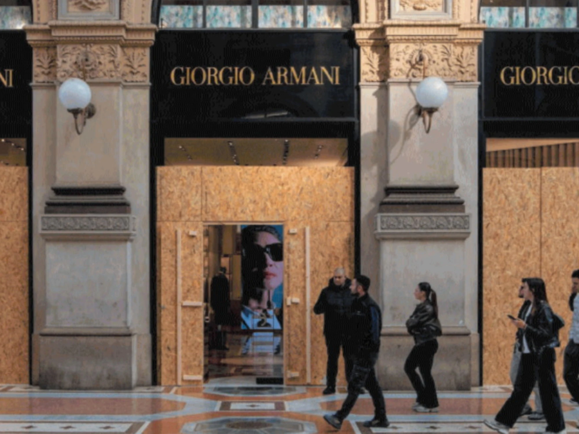Milano, negozi blindati ma aperti: il sondaggio interno, schiaffo ai violenti