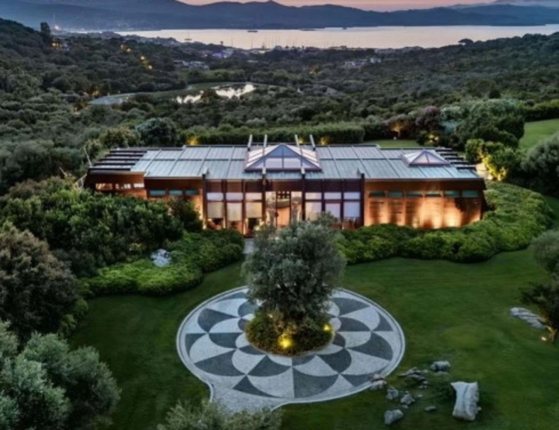 Villa Certosa, le 100 foto inedite: svelati i segreti di Silvio Berlusconi