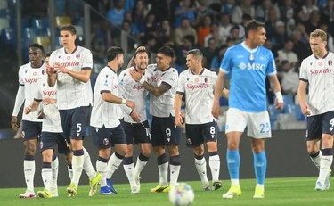 La prodezza di Rowe gela il Napoli: ko in casa col Bologna, occhio alla Champions...