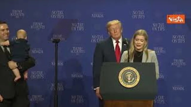 Trump rincorre bambino che vaga sul palco e scherza: Non voglio cada come Biden