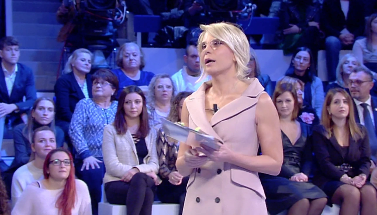 C'è posta per te, Maria De Filippi difende l'amore lesbo: "Non è normale? Pensa a ciò che dici a tua figlia"