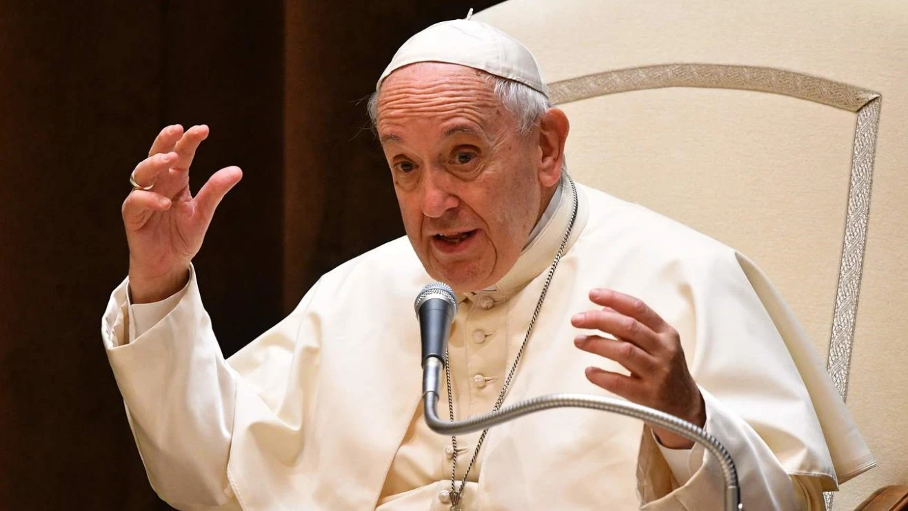 Vaticano, Papa Francesco irrompe nella questione Aquarius: "Migranti possono arricchire la nostra società"