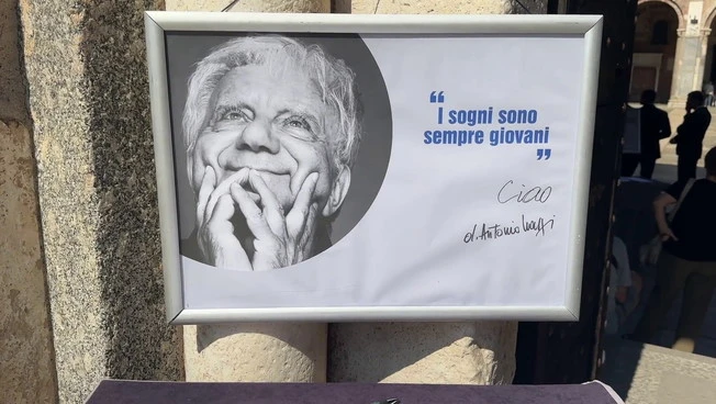 Don Mazzi, l'ultimo saluto a Milano sulle note di "Io vagabondo"