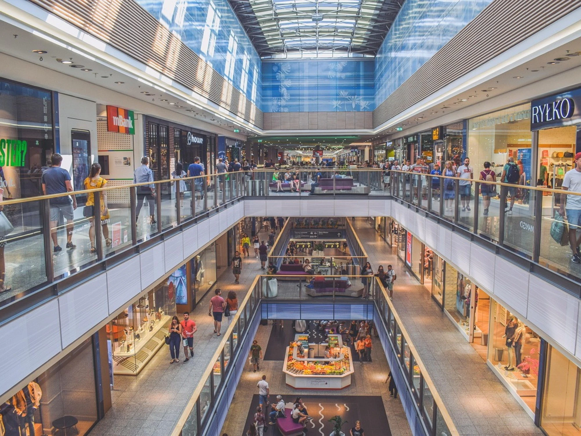 Napoli, chi è l'orco del centro commerciale: violenta un bimbo mentre girava con due bimbe