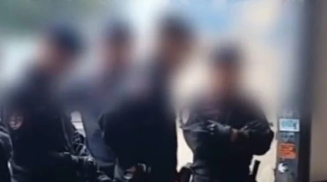 Ultima Generazione, urla contro i poliziotti: "Guardateci, eh!"