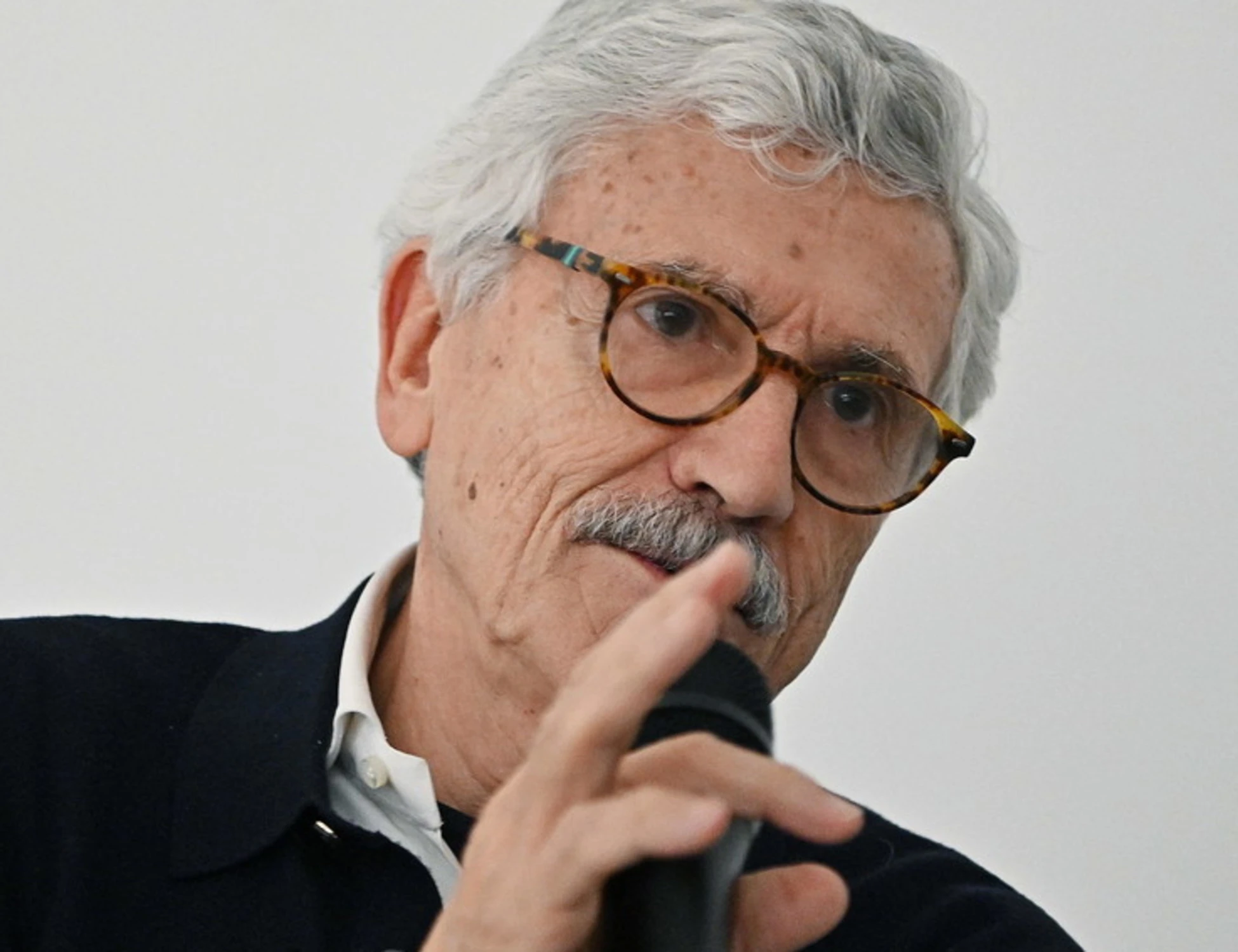 D'Alema vomita insulti: "Grumo nero, razzisti, fanatici". Come lo stroncano