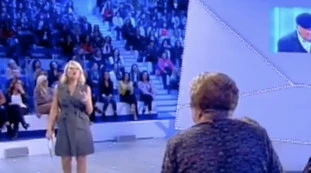 C’è posta per te, perde la dentiera e la acciuffa al volo: tutto vero, un momento di tv con pochissimi precedenti