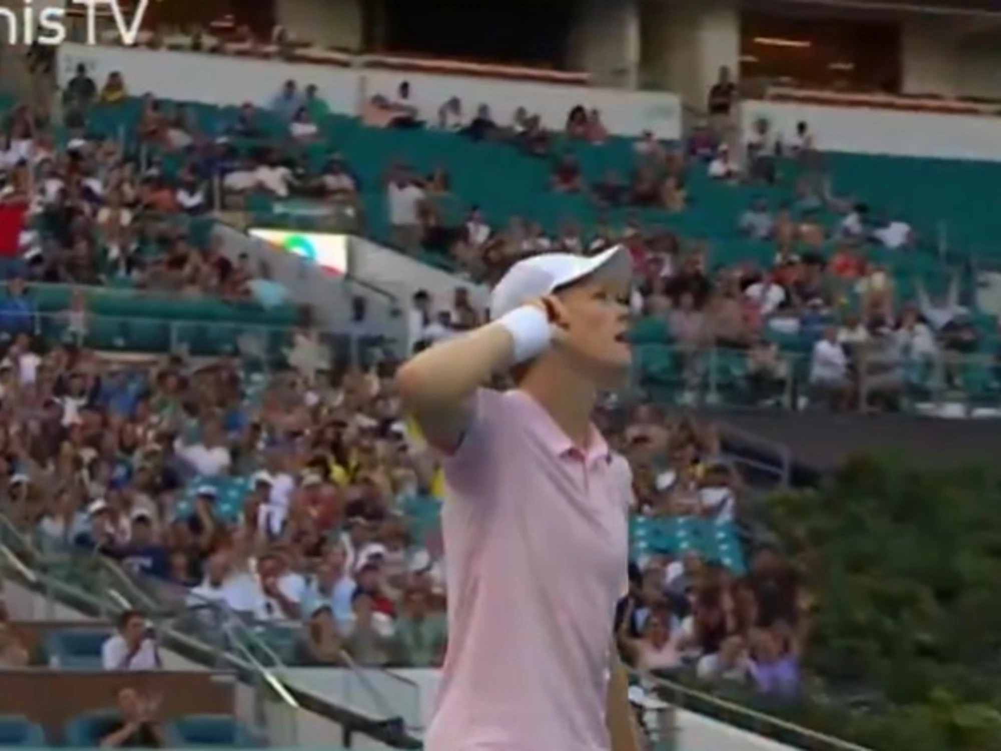 Sinner gode e Bertolucci sbrocca: "Neanche i lacci delle scarpe"