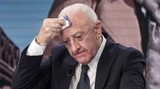 Caivano, De Luca in imbarazzo: "Ha detto che la Meloni merita applausi?"