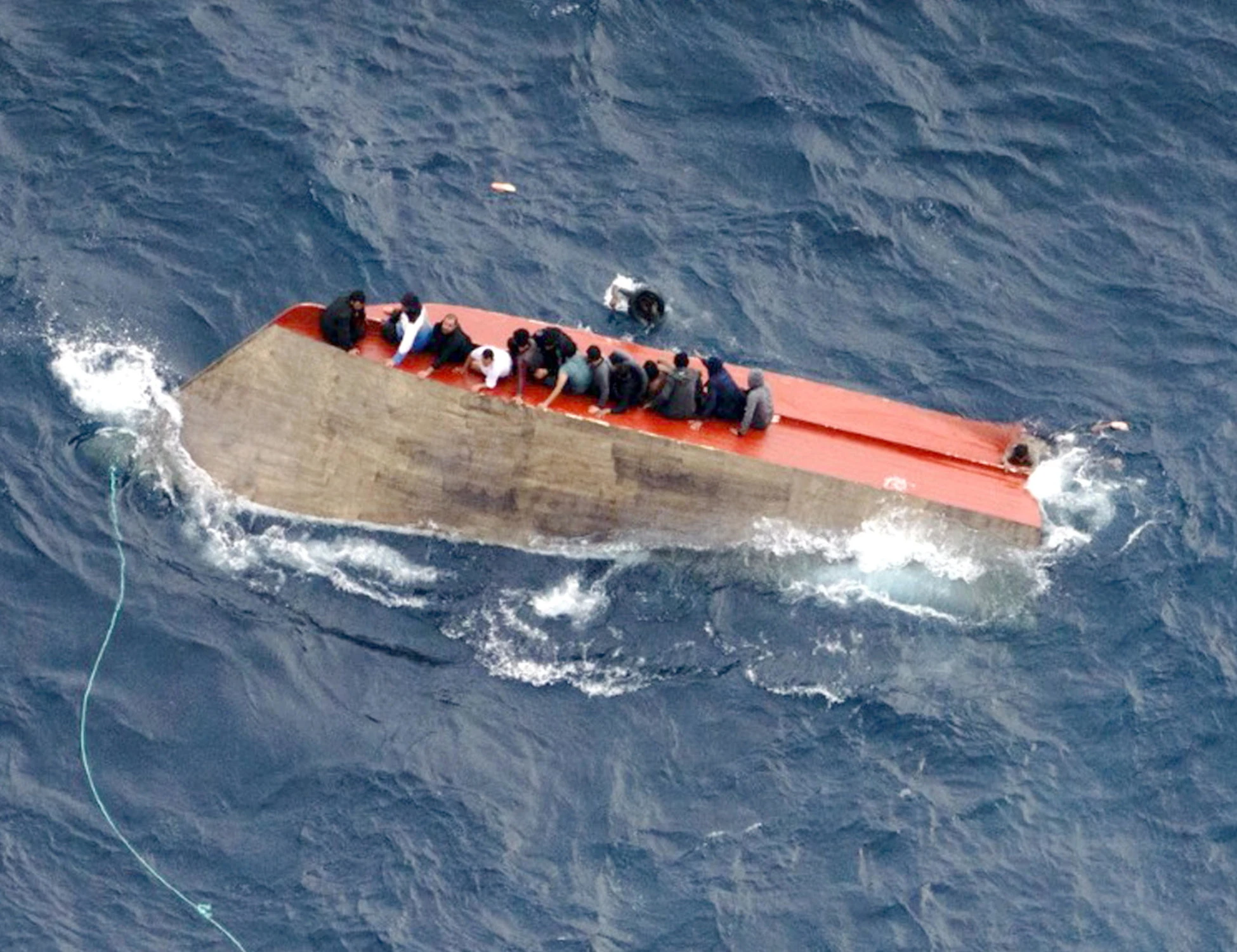 Sea Watch, consegna di immigrati: indagato il comandante, le foto che lo incastrano