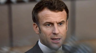 Macron si inchina a Meloni: "Non è il termine giusto"