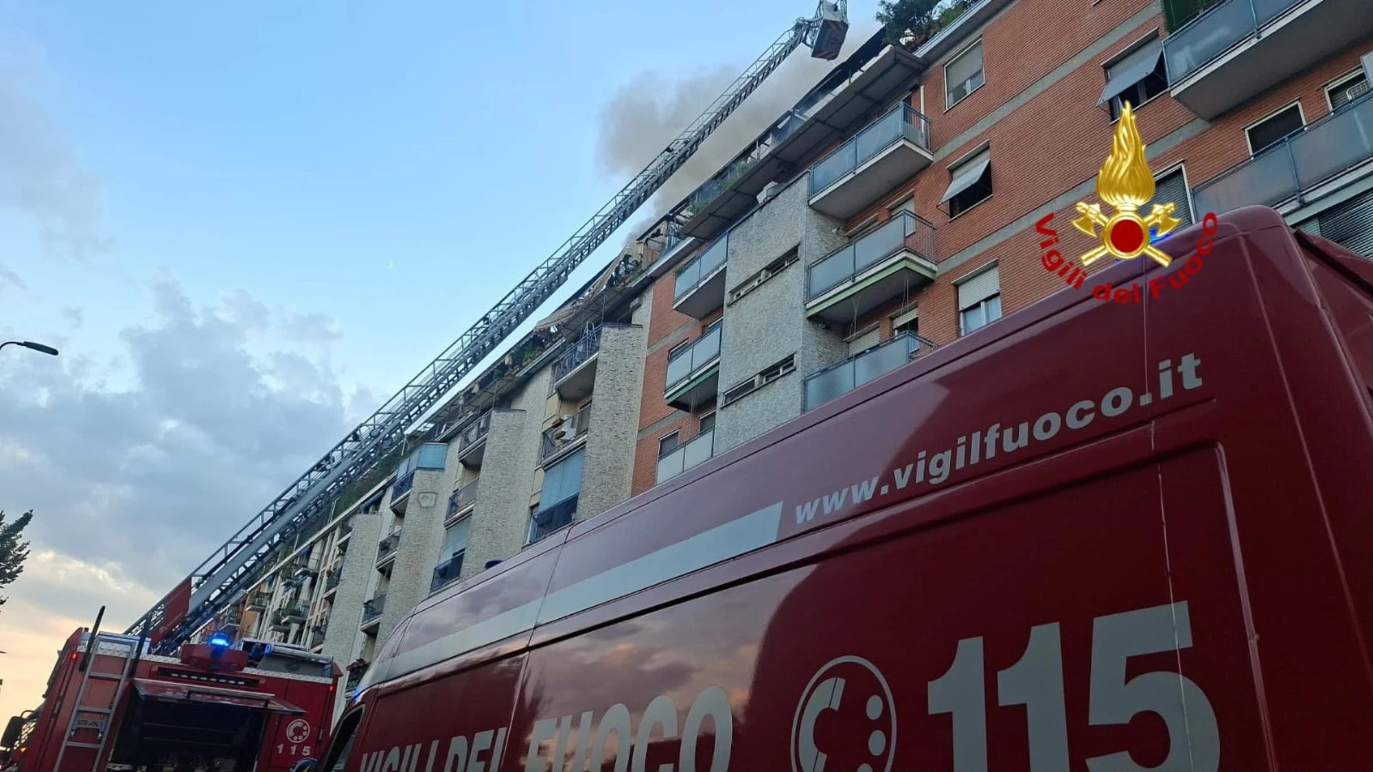 Milano, incendio al sesto piano di un palazzo: due morti e due intossicati