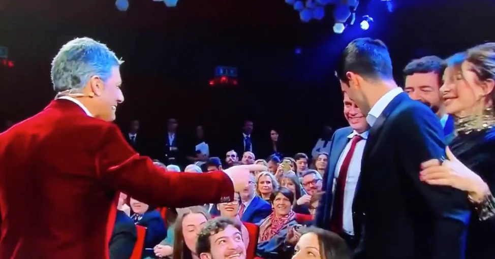 Sanremo 2020, Alba Parietti-Novak Djokovic, il video: il bicipite del campione non sfugge alla "palpatina"