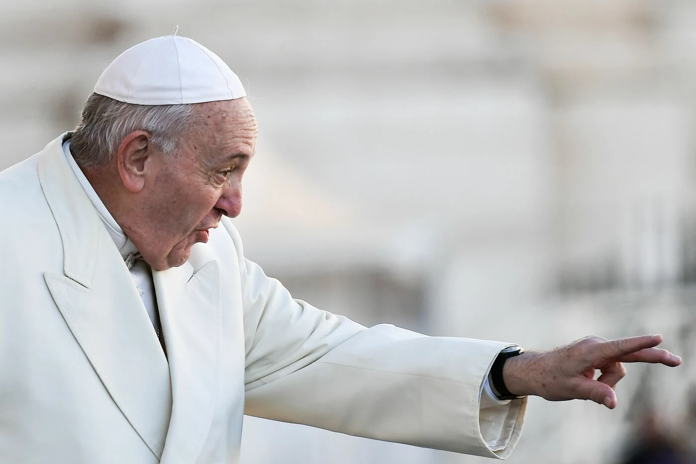 Papa Francesco in default? Gianluigi Nuzzi: "Ecco l'unico rimedio per salvare il Vaticano"