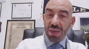 Matteo Bassetti su Andrea Crisanti: "Lettera? Meglio stare zitti. Non rischia la vita come i miei collaboratori in fila per il vaccino"