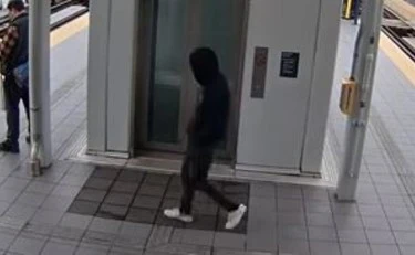 Si apposta dietro un uomo e lo spinge verso il treno in corsa