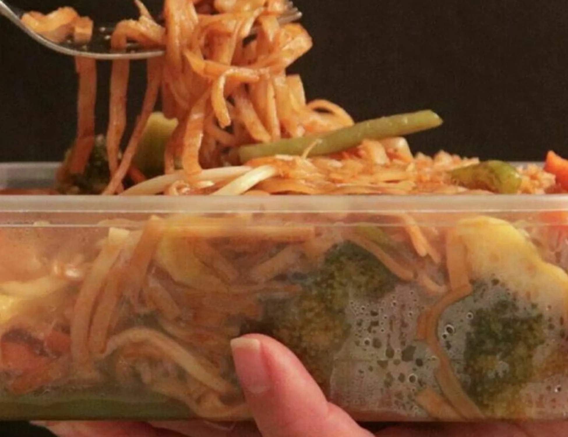 "Tumori e infarti": pasti pronti per il microonde, è allarme rosso