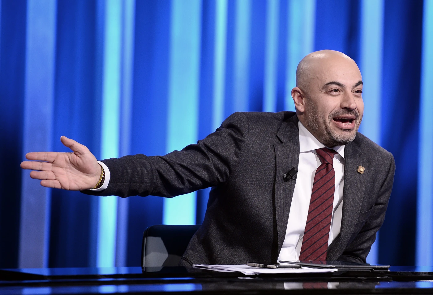 Gianluigi Paragone provoca Di Maio. Il sondaggio che sostituisce Rousseau: "Sì o no all'asse con il Pd?"