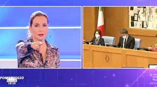 Pomeriggio 5, Barbara D'Urso tutta da godere: "Scusate, è entrato Renzi". Stop alla diretta e fucilata