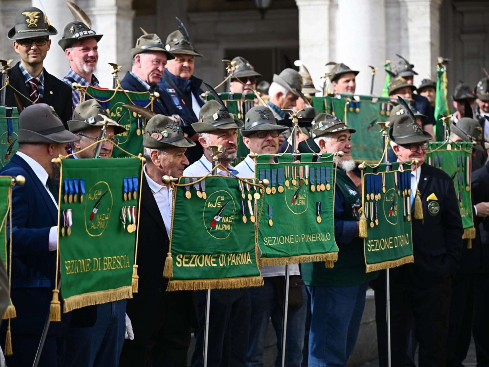 Alpini eroi a Genova, salvano la vita a un uomo colpito da infarto. Sinistra muta