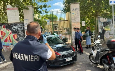 Prof accoltellata a Roma, perquisiti i cellulari del 13enne e della mamma: chi stanno cercando