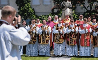 Rivolta contro la Chiesa accusata di modernismo