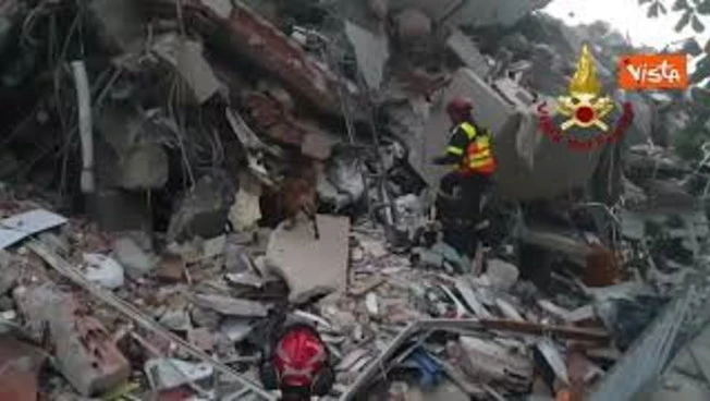 Vigili del Fuoco italiani al lavoro tra le macerie a La Guaira in Venezuela