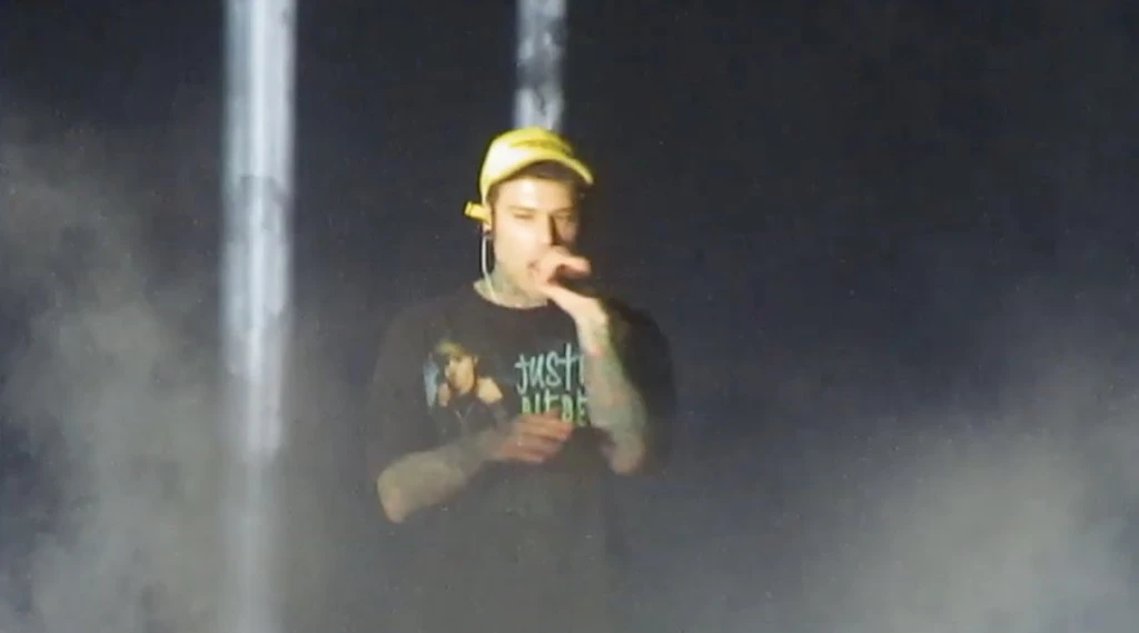 Fedez e la canzone contro Tiziano Ferro, "Roba di 10 anni fa". Nuovo disastro, Dagospia: "Cosa cantava sul palco solo 2 anni fa"