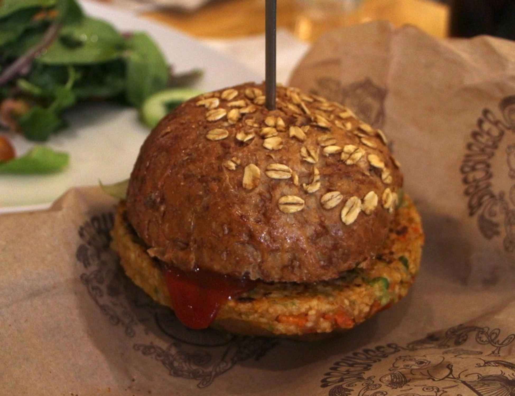 Pd, le comiche: riescono a spaccarsi sull'hamburger vegano