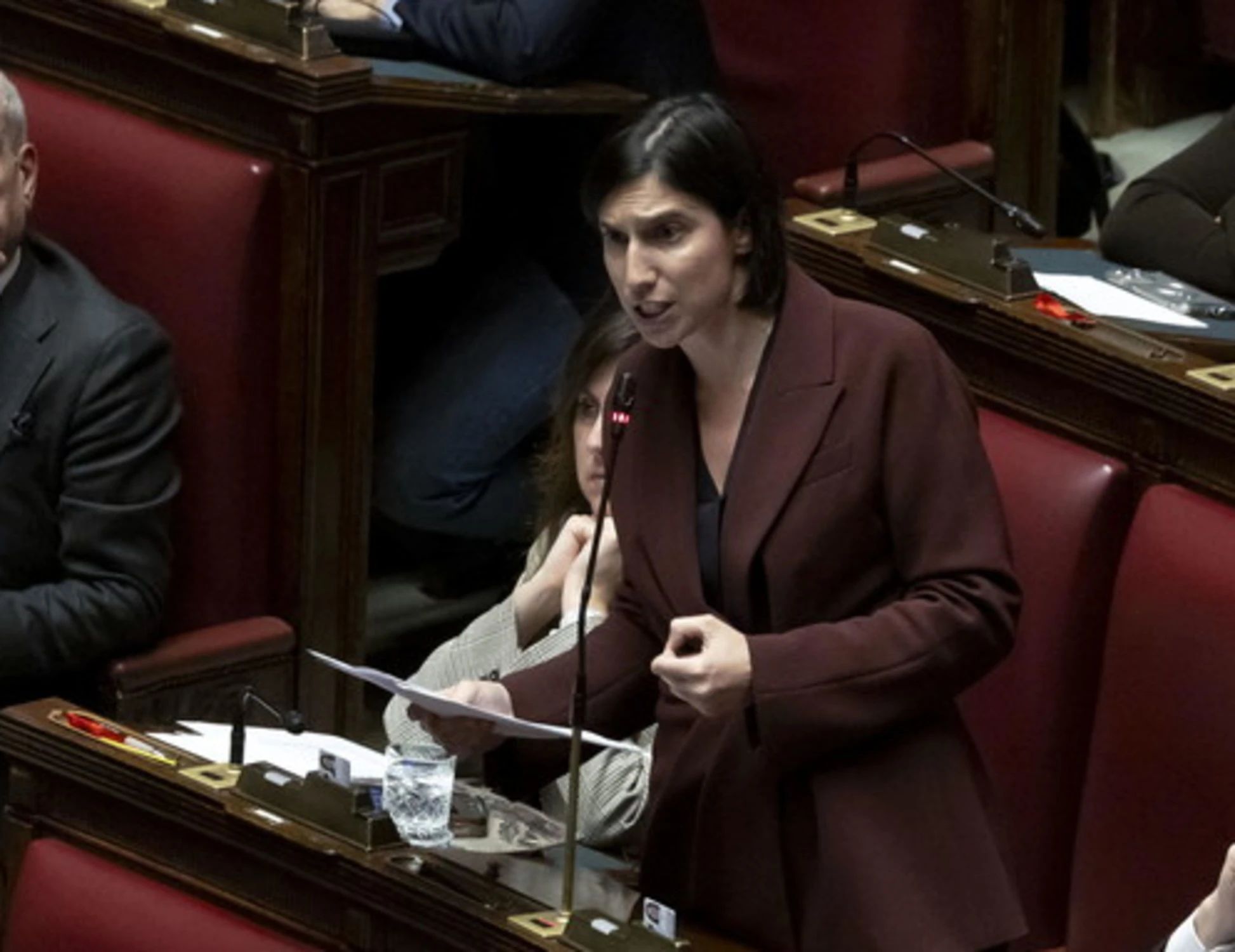 Elly Schlein, letterina a Meloni e gelo in aula: chi fa cabaret?