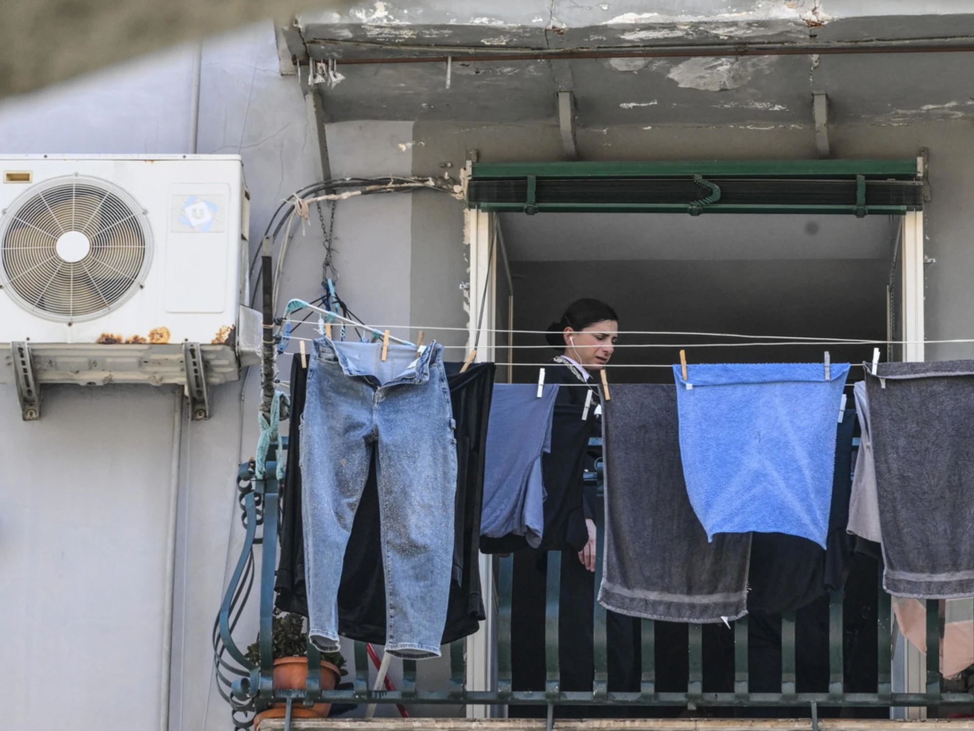 Napoli, padre in astinenza accoltella figlio 12enne e tenta il suicidio